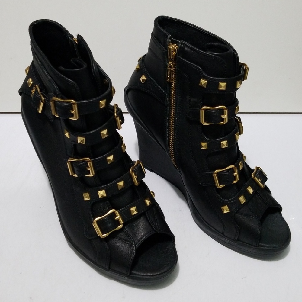 UES Upper Echelon Black Leather Studded Wedge 8